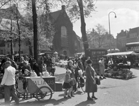 59136 Gezicht op een zaterdagse bloemenmarkt op het Janskerkhof te Utrecht, uit het westen.